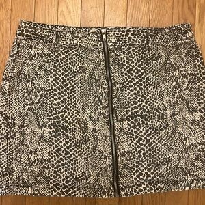 Women’s Cotton Snakeskin Print Cotton Front Zip Mini Skirt Size XL